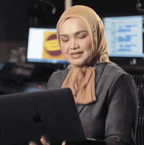 Siti Nurhaliza Reading GIF - Siti Nurhaliza Reading Laptop GIFs