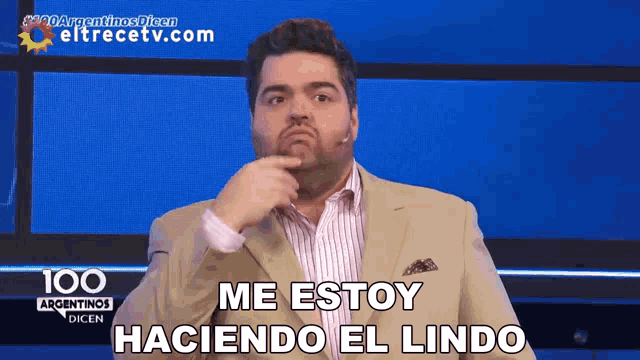 a man in a suit says me estoy haciendo el lindo