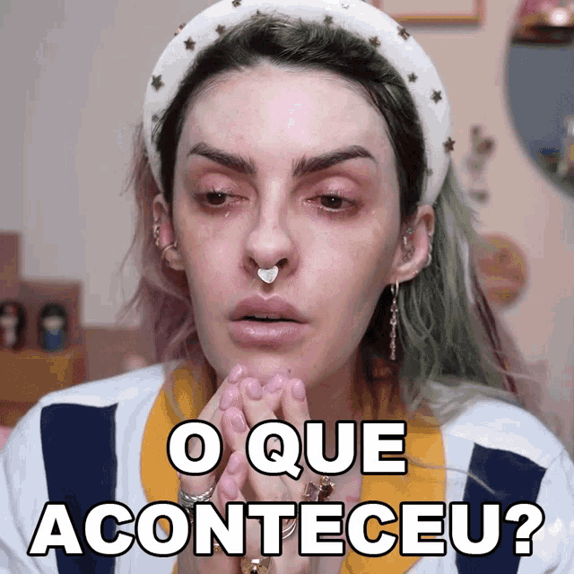 a woman with green hair is wearing a headband that says " o que aconteceu " on it