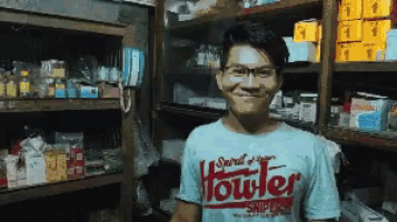 a man wearing a blue shirt that says howler snipes