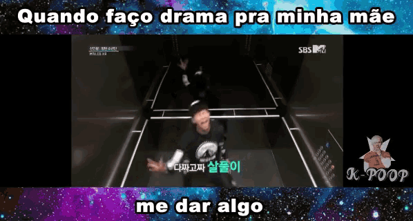 a cartoon of a man in an elevator with the words quando faco drama pra minha mãe me dar algo on the bottom