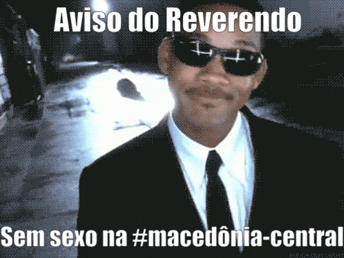 a man in a suit and tie is wearing sunglasses and says aviso do reverendo