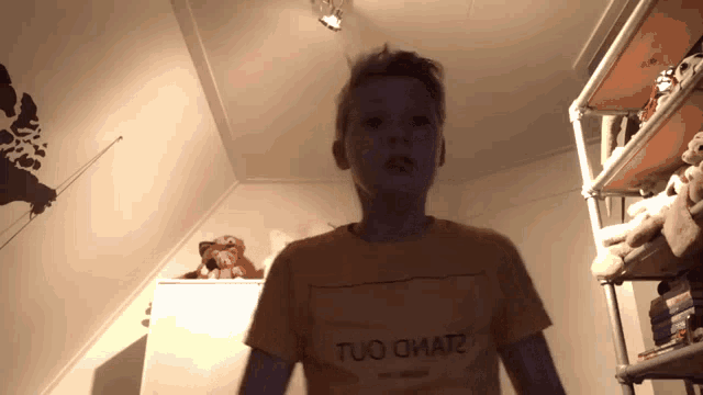 a young boy wearing a yellow shirt that says tuo omaiz