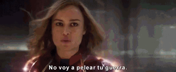 a close up of a woman with the words no voy a pelear tu guerra written below her