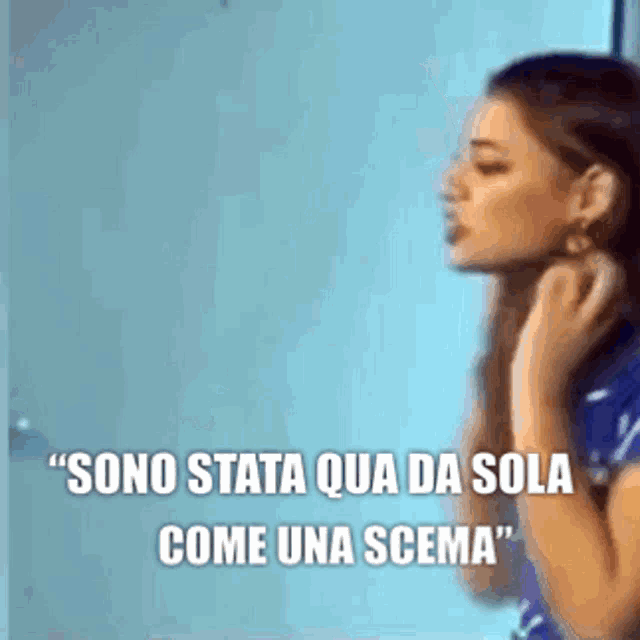 a woman is adjusting her earrings in front of a mirror with the words " sono stata qua da sola come una scena "