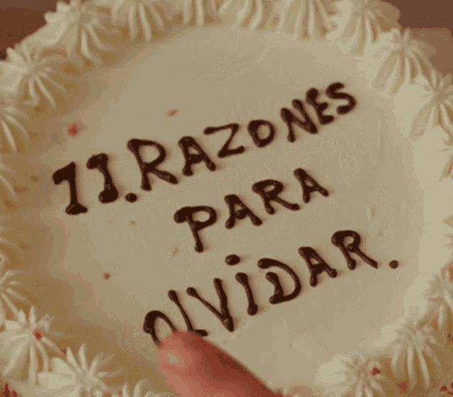 a close up of a cake that says " 11 razones para dar "