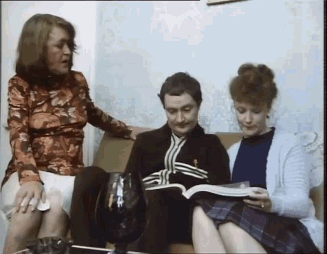 Folds Arms Victoria Wood GIF - Folds Arms Victoria Wood GIFs