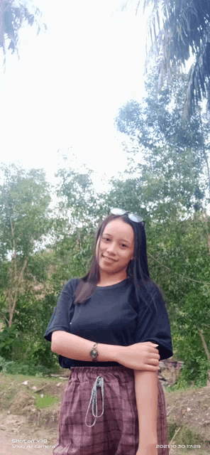 a girl is posing for a picture with a phone that says vivo al camera