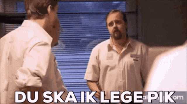 a man with a beard is talking to another man and the words du ska ik lege pik are visible
