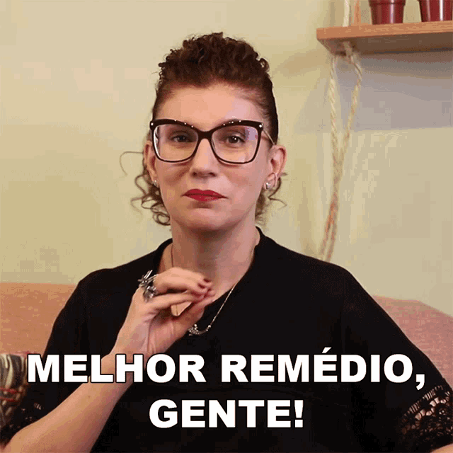 a woman wearing glasses says melhor remedio gente on the bottom