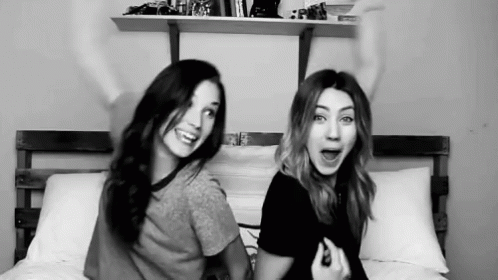 Shannon And Cammie Heart GIF - Shannon And Cammie Heart Friends GIFs