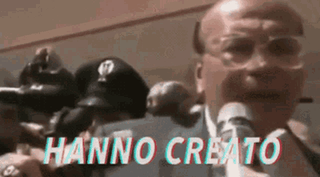 a man is speaking into a microphone and the words hanno creato are visible