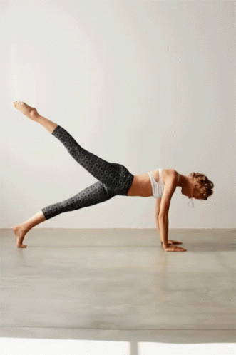 Mulher Fazendo Flexão GIF - Workout Exercise Yoga GIFs