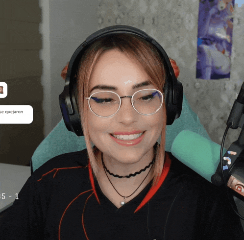 a woman wearing glasses and headphones smiles in front of a screen that says se quejaron on it