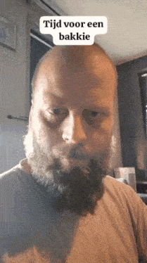 a man with a beard is looking at the camera with a caption that says tijd voor een bakkie