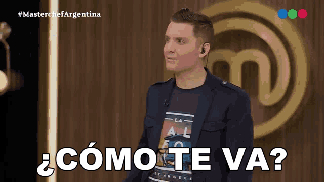 a man stands in front of a masterchef argentina logo and says " como te va "
