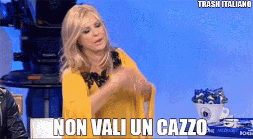 a woman in a yellow dress says non vali un cazzo on a blue background