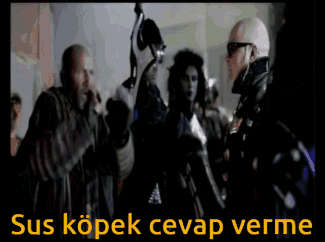a group of people standing next to each other with the words sus köpek cevap verme written below them