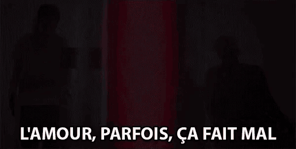 a woman standing in front of a red light with the words l' amour parfois ca fait mal written below her