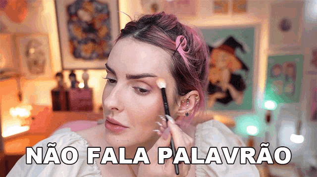 a woman with pink hair is applying makeup with the words " não fala palavrao " below her