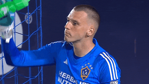 a soccer player wearing a blue shirt that says la