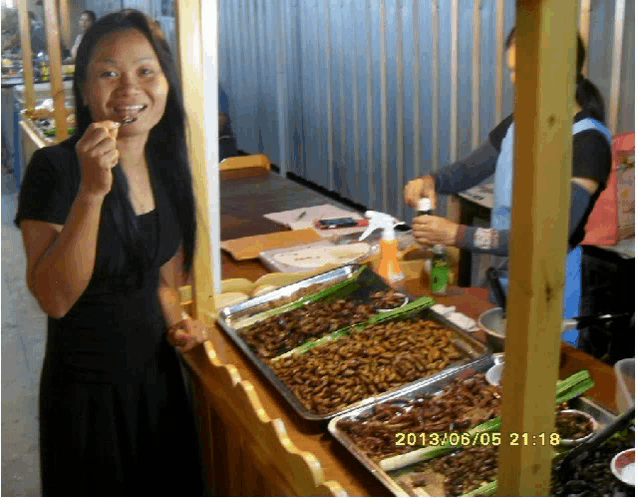 a photo of a woman eating food was taken on 2013/06/05
