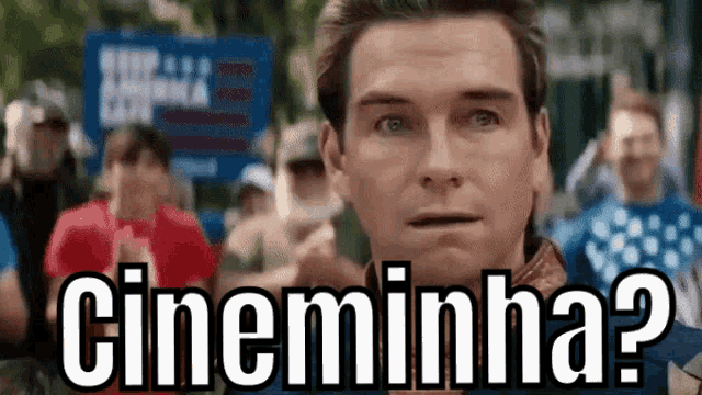 a man stands in front of a crowd with the words cineminha written above him