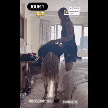 a woman is doing a yoga pose in a hotel room with the words jour 1 on the bottom