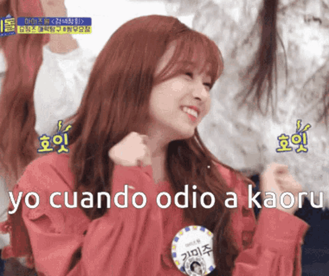 a girl in a red sweater is smiling with the words yo cuando odio a kaoru below her