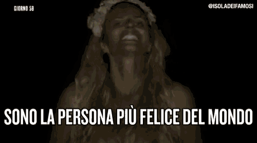 a woman wearing a flower crown says sono la persona piu felice del mondo