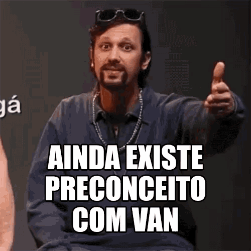a man with a beard and sunglasses is giving a thumbs up and says ainda existe preconceito com van .