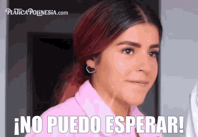 a woman in a pink shirt with the words no puedo esperar on the bottom