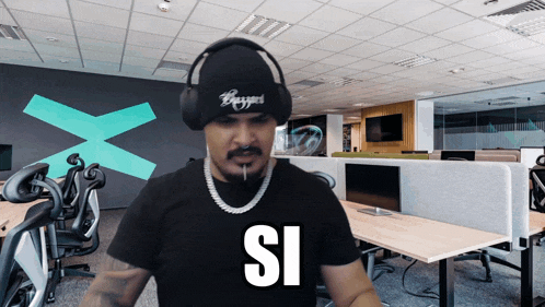 a man wearing headphones and a black shirt with the word si on it