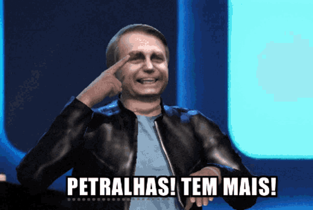 a man making a peace sign with the words petralhas tem mais written below him