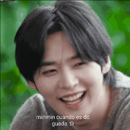a close up of a person 's face with the words minmin cuando es dd guada : d written below it