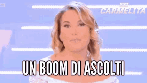 a woman says " un boom di ascolti " while standing in front of a blue background