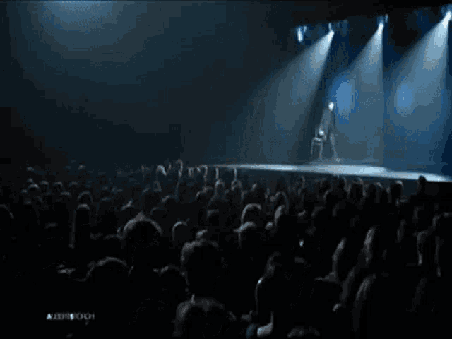 a man stands on a stage in front of a crowd with the words je reve d' une banque written below him