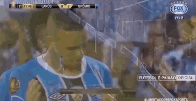 a man in a blue shirt with the word tricampeao on the screen