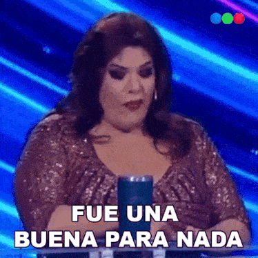 a woman says fue una buena para nada while sitting in front of a blue background
