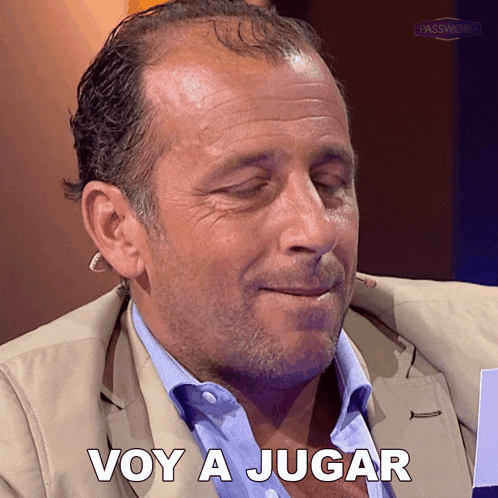 a man in a suit says voy a jugar in spanish