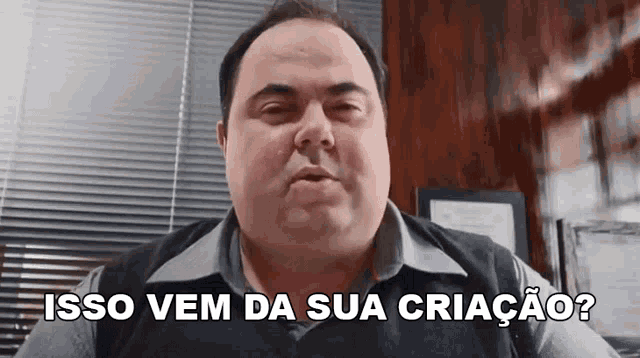a man in a vest is talking in a foreign language