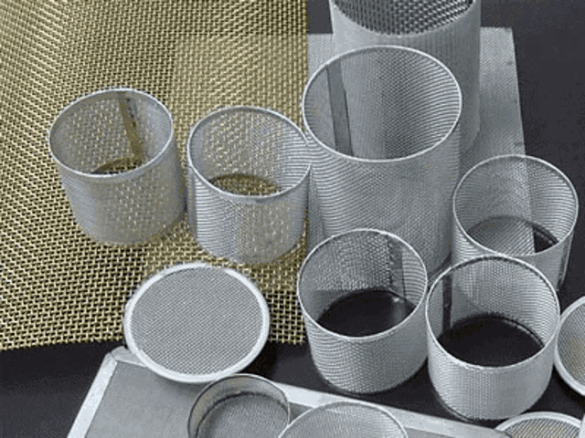 a bunch of metal containers are sitting on a table