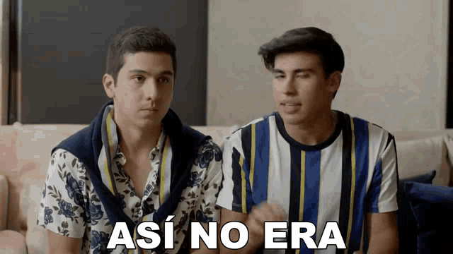 two young men are sitting on a couch and one of them says " asi no era " in spanish