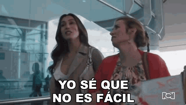 two women standing next to each other with yo se que no es facil written on the bottom right