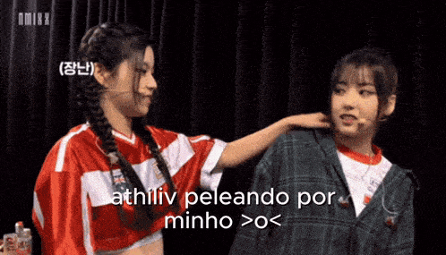 two girls are standing next to each other and one of them says athiliv peleando por minho > <