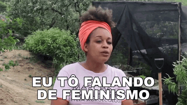 a woman wearing an orange head scarf says eu to falando de feminismo