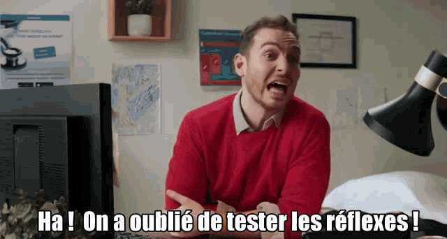 a man in a red sweater says ha on a oublie de tester les reflexes !