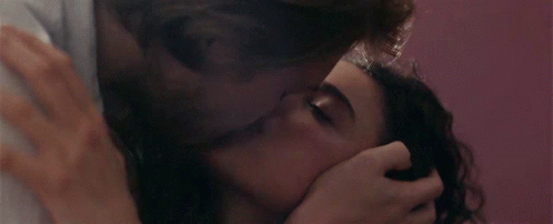 Margaret Qualley Kiss GIF - Margaret Qualley Kiss Bed GIFs