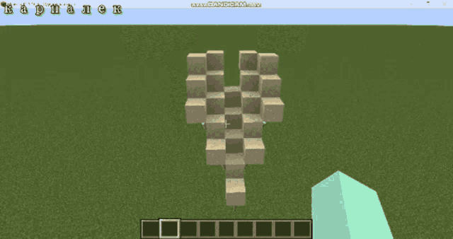 a screenshot of a minecraft game with a foreign language displayed