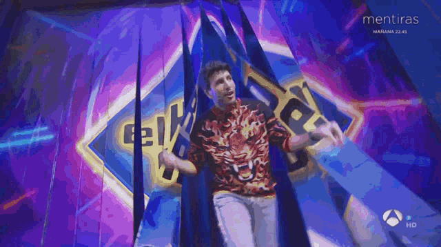 a man is dancing in front of a sign that says mentiras on it